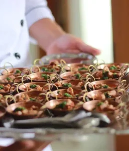 Kanapky na podnose nabízené obsluhou cateringové firmy 